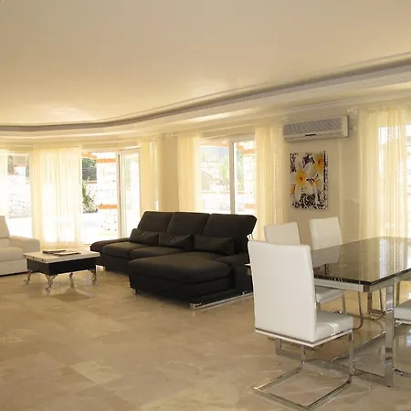 Villa Nikola 1 *